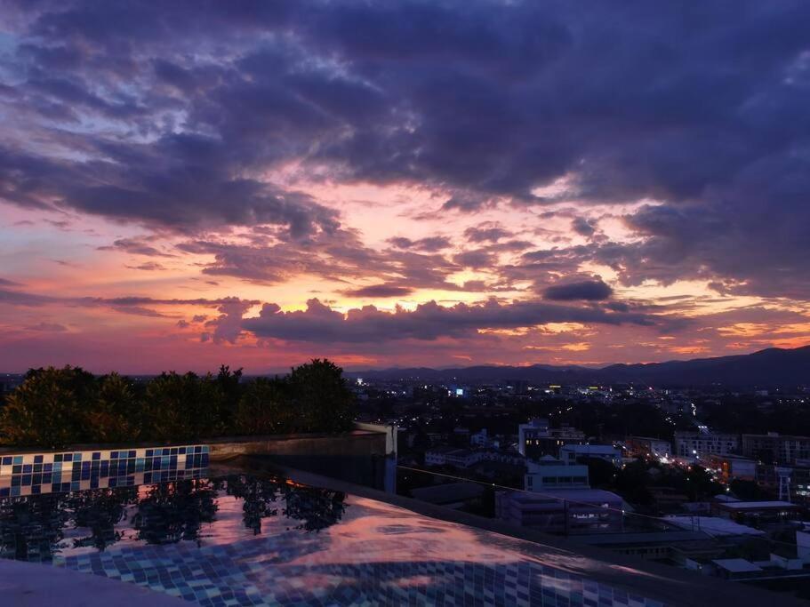 Modern Style Room With Sky Pool 古城边天际泳池公寓 清邁 外观 照片