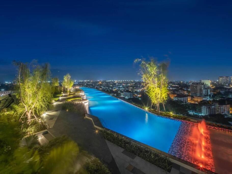 Modern Style Room With Sky Pool 古城边天际泳池公寓 清邁 外观 照片