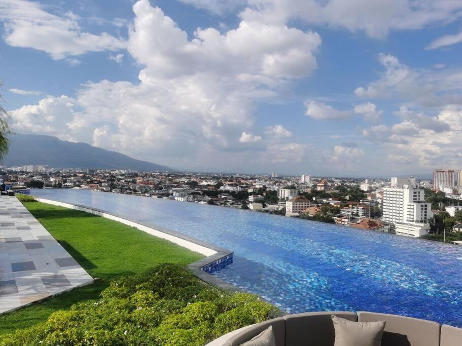Modern Style Room With Sky Pool 古城边天际泳池公寓 清邁 外观 照片